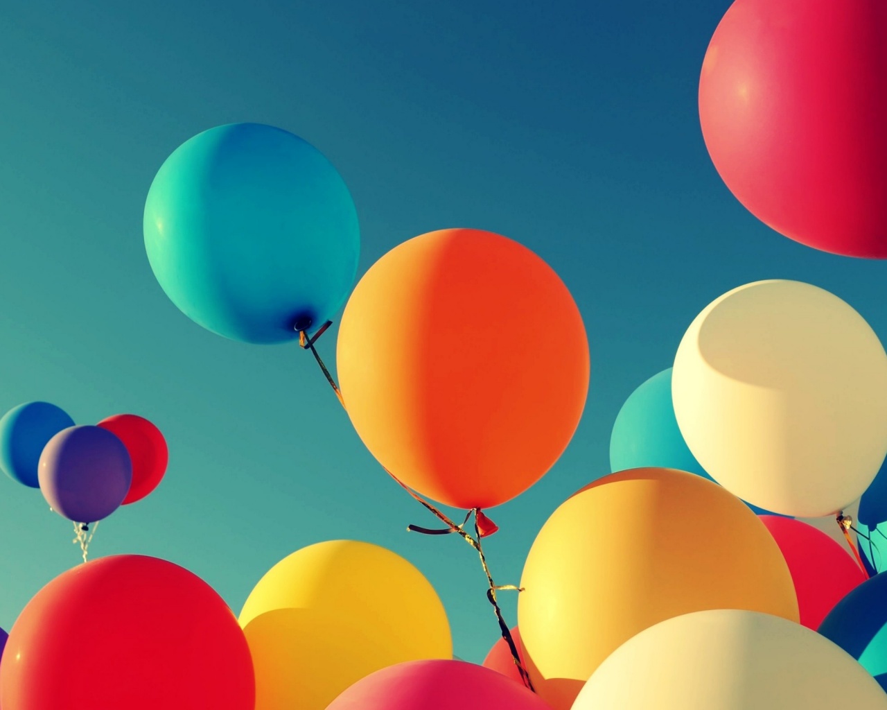 Разноцветные воздушные шарики обои