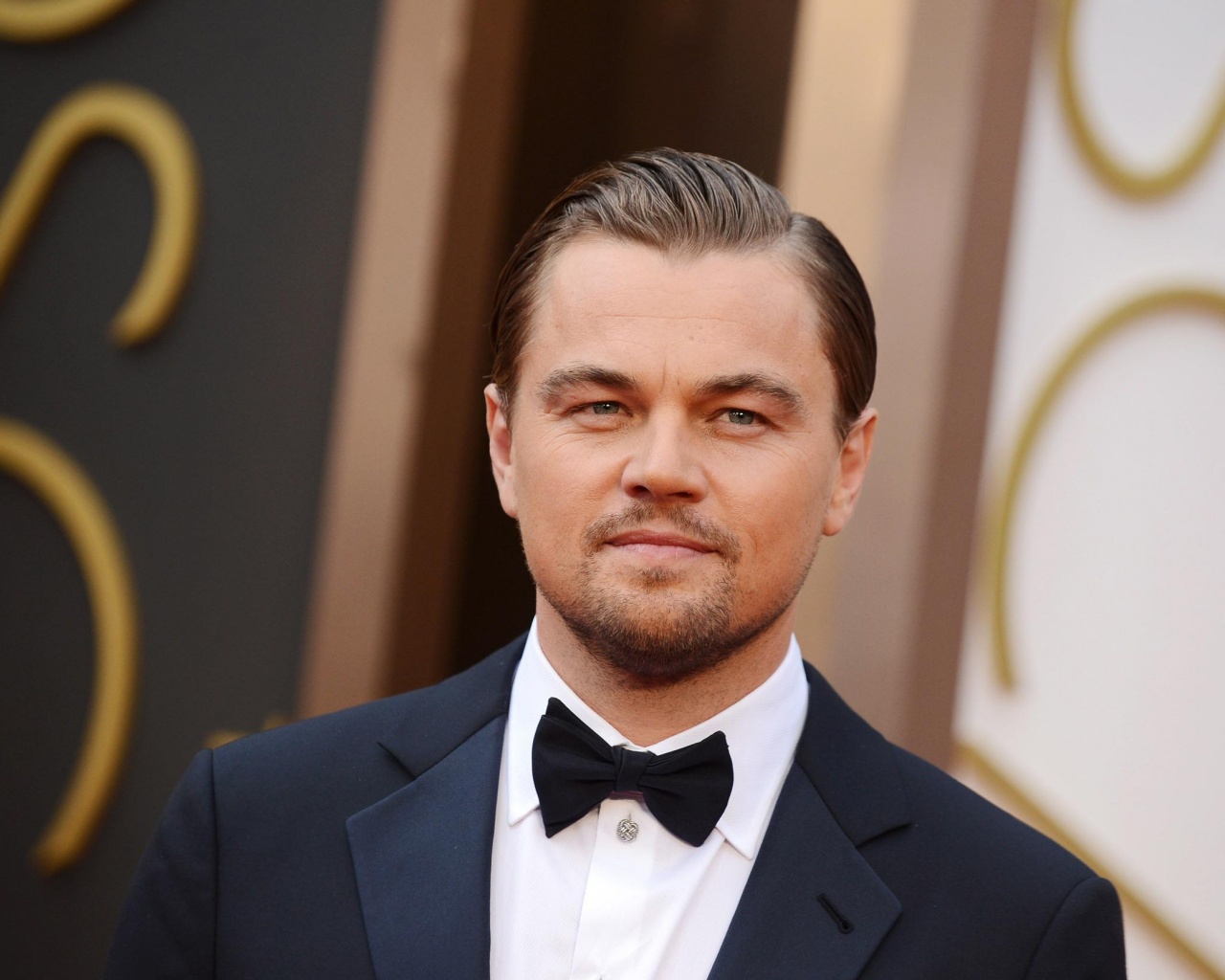 Леонардо Дикаприо в костюме обои