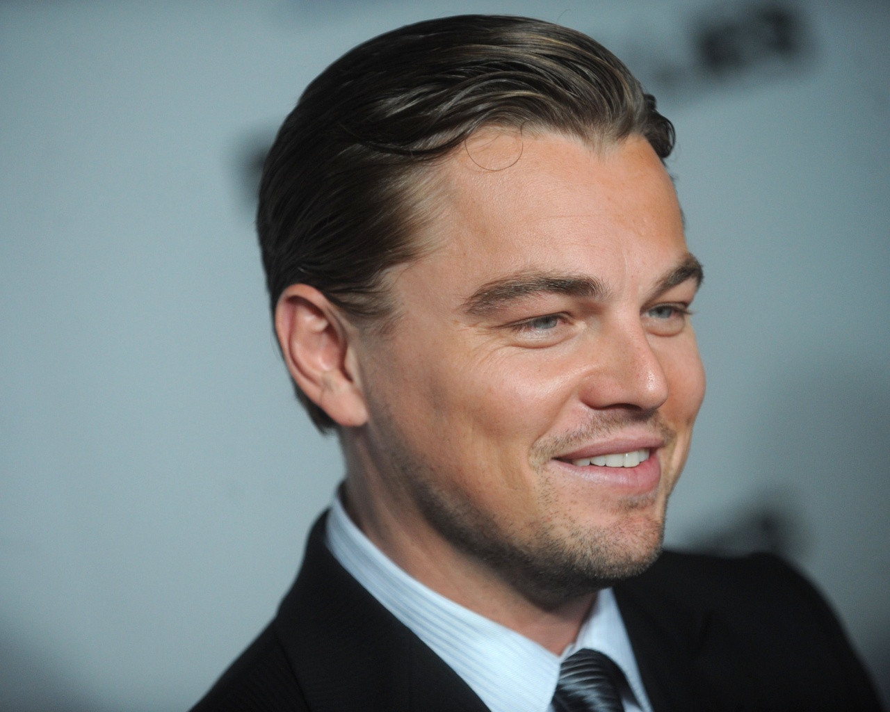 Леонардо Дикаприо в костюме обои