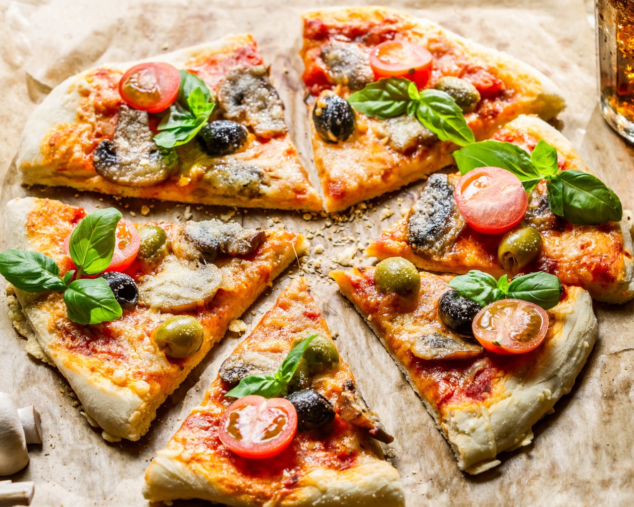 Сочная пицца с томатами и пармезаном обои