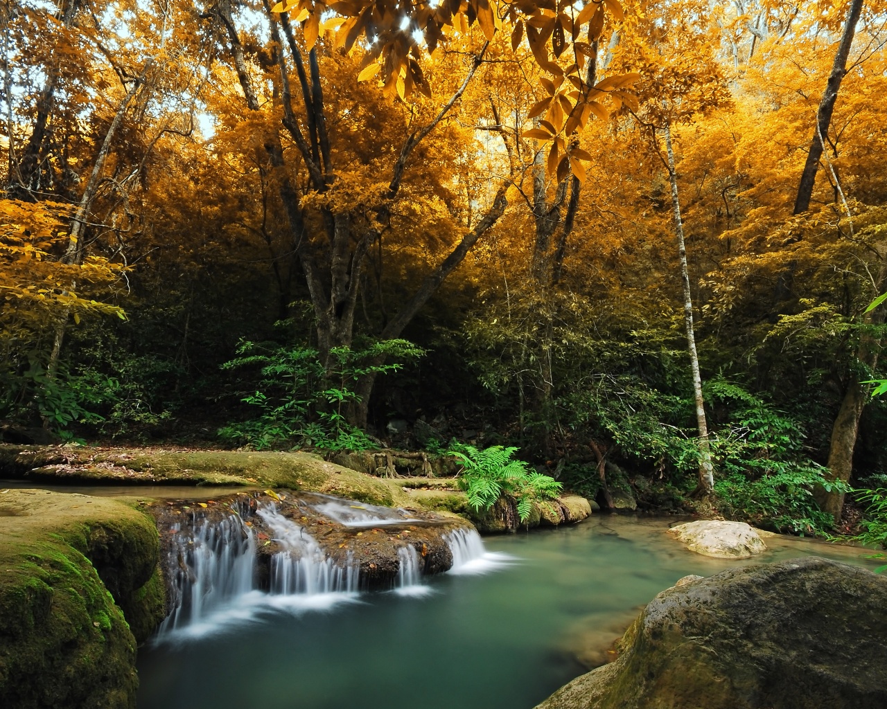 Водопадик в осеннем лесу обои