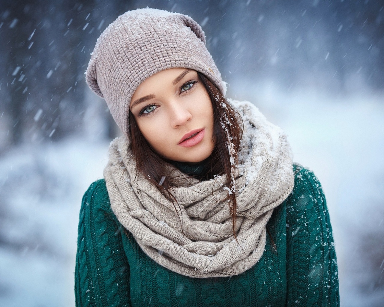 Девушка в снегопад обои
