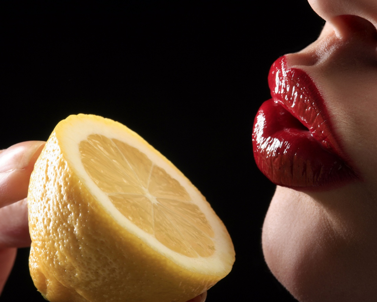 Лимон и губы обои