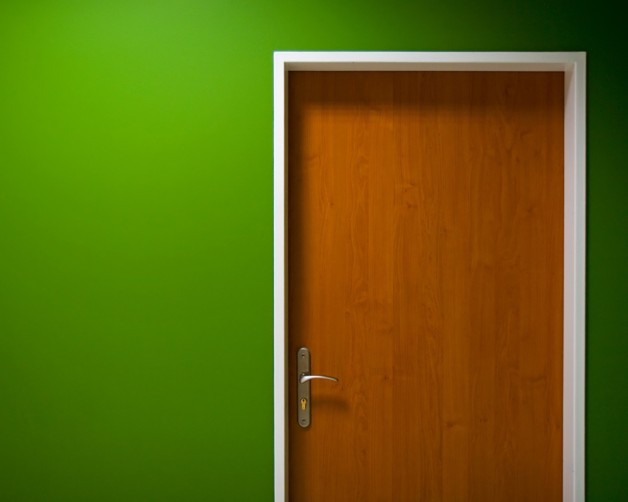 Дверь в стене обои