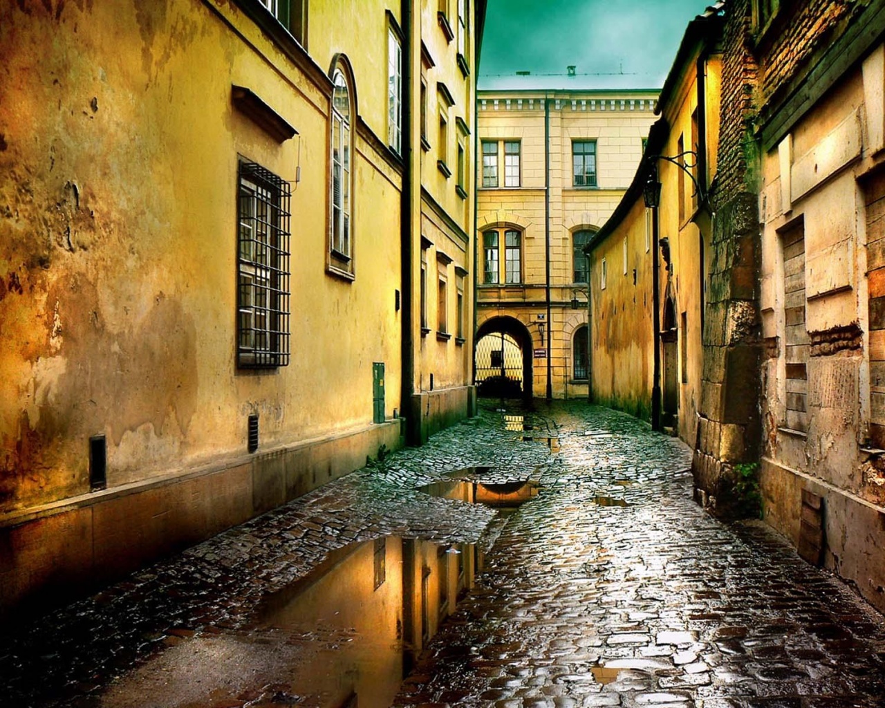 Проходной дворик обои