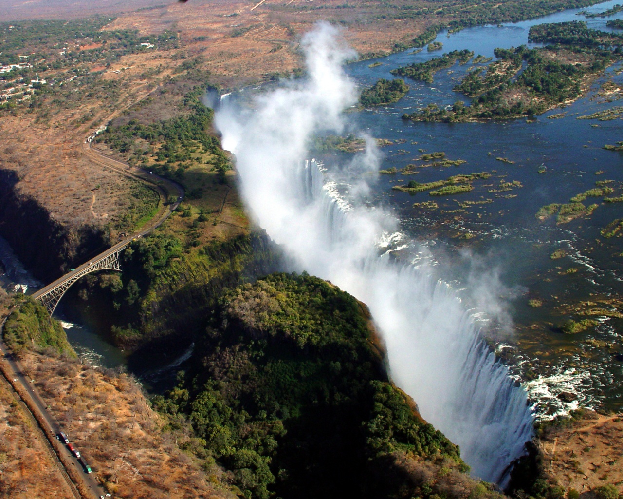 Живописный водопад обои