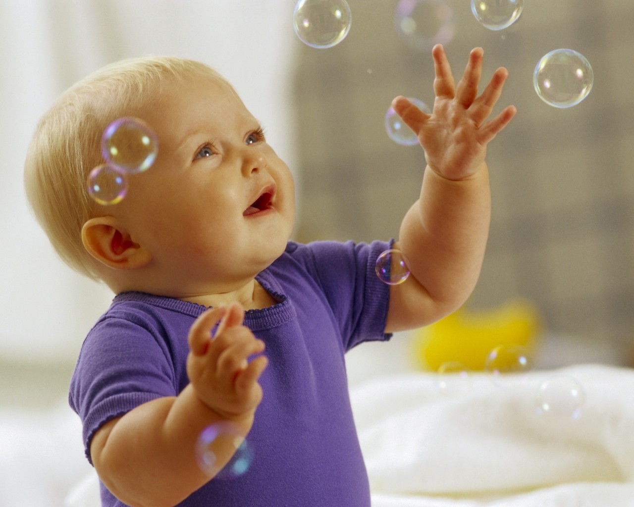 Игра с мыльными пузырями обои