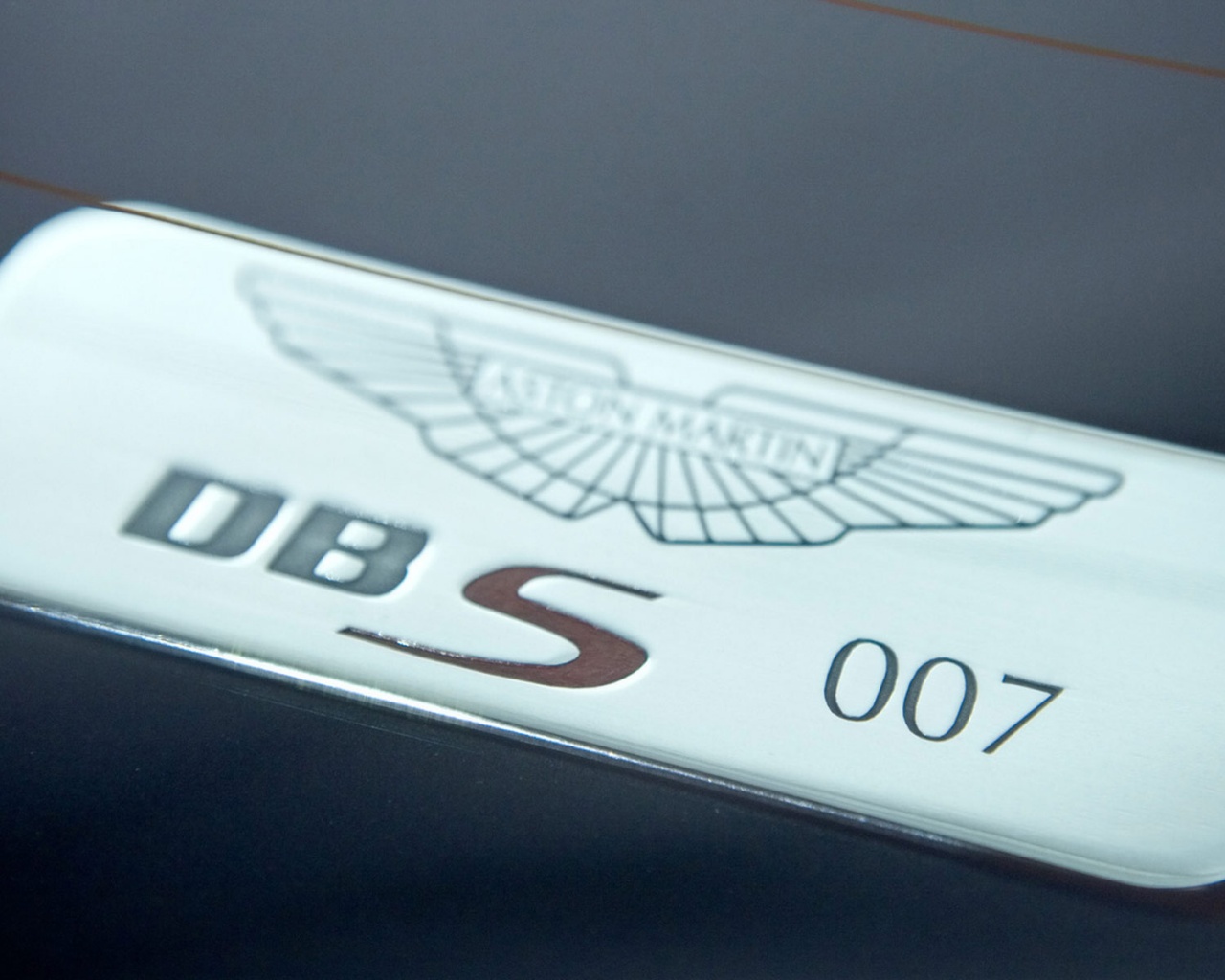 Астон Мартин Джеймса Бонда, табличка обои