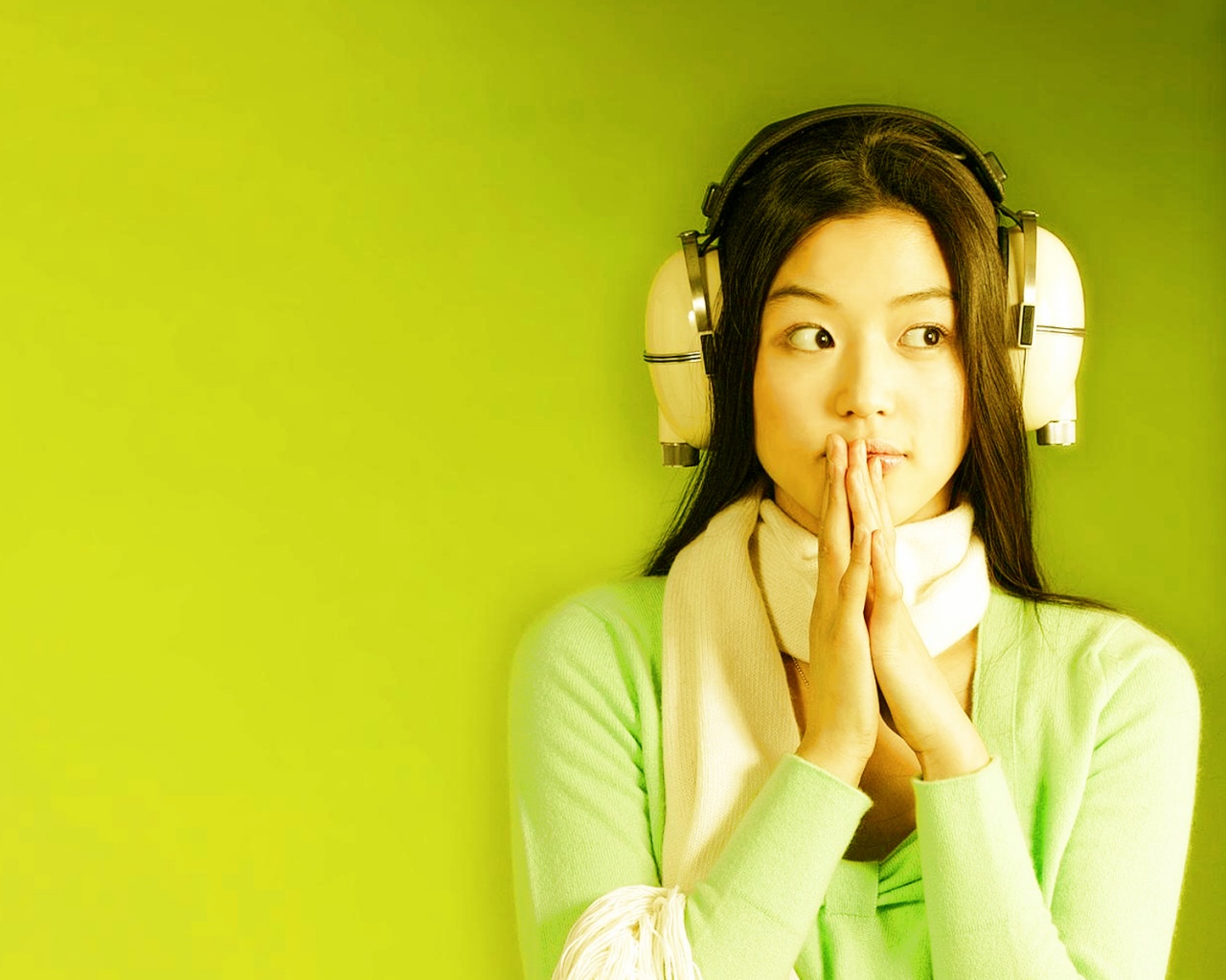 Японка в наушниках обои