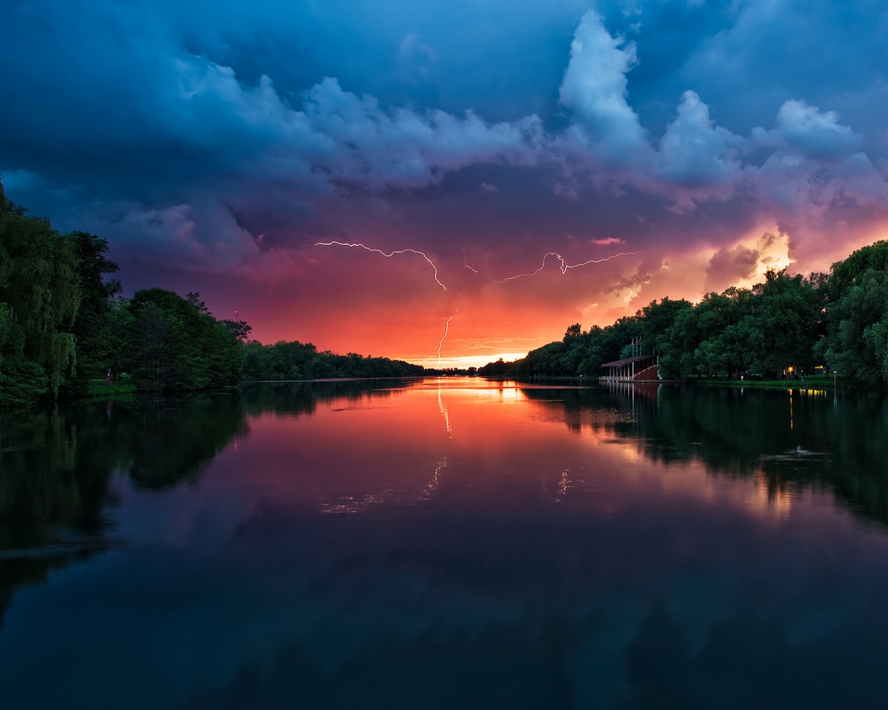 Молнии на фоне заката, стандартные обои mac обои