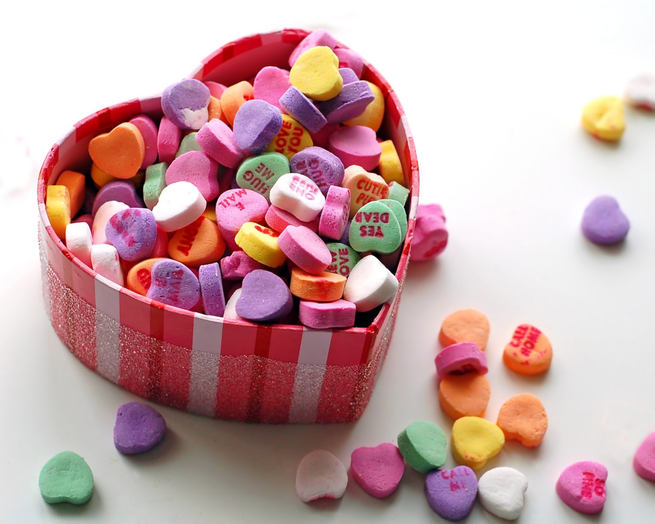Конфеты в форме сердца обои