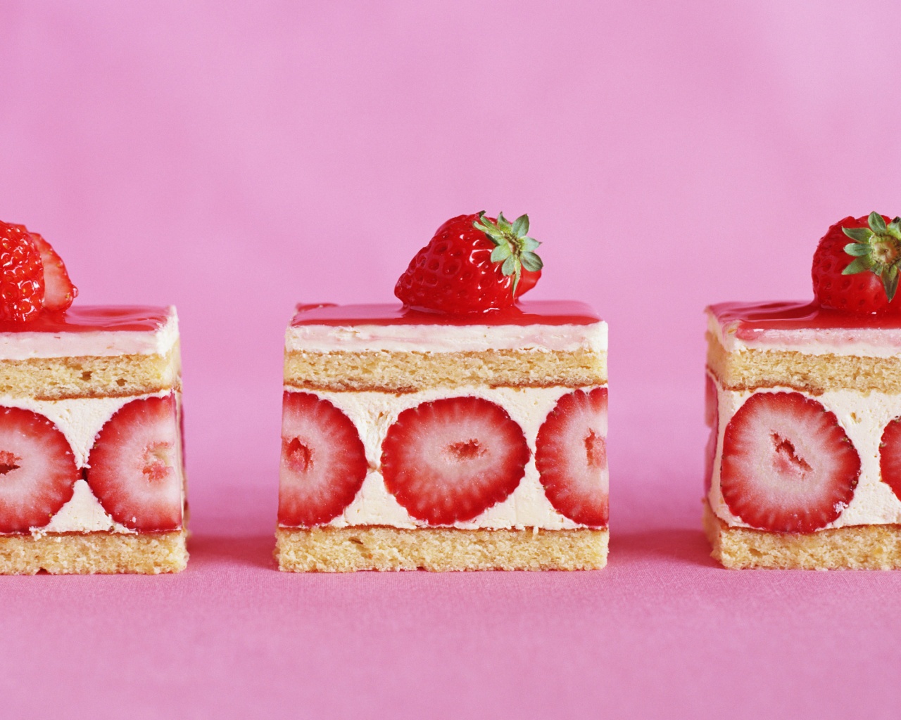 Ломтики клубничного торта обои