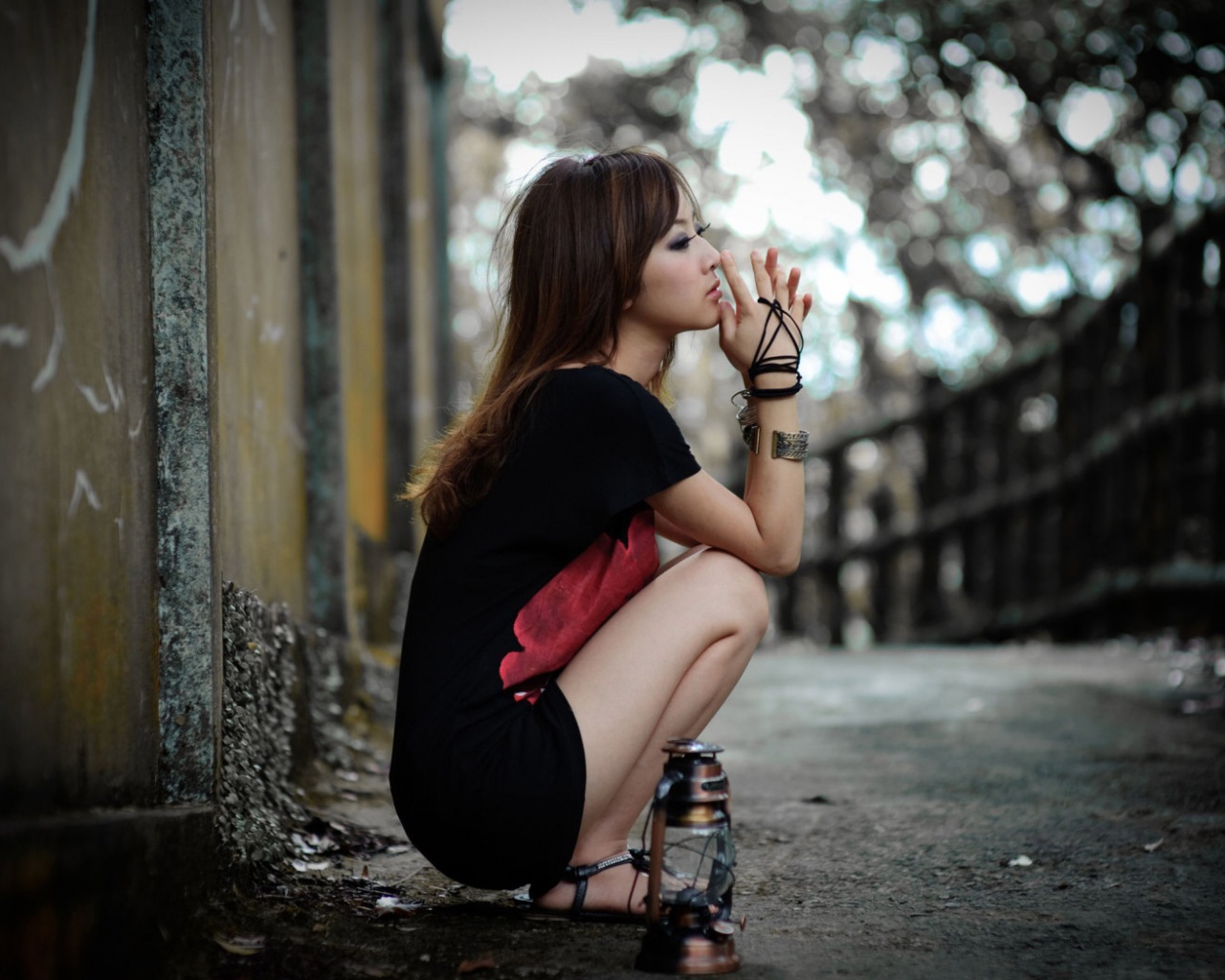 Японская девушка и масляный фонарь обои