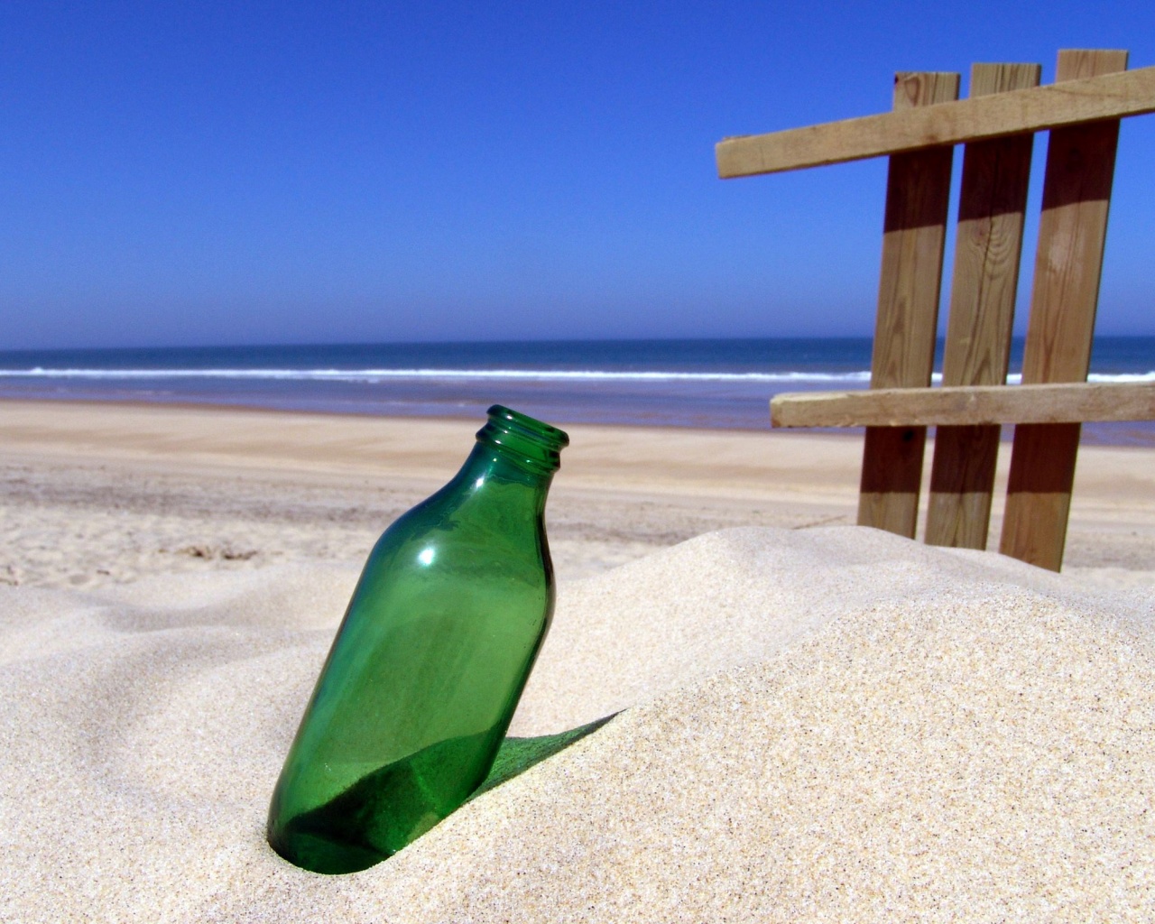Бутылка на пляже обои