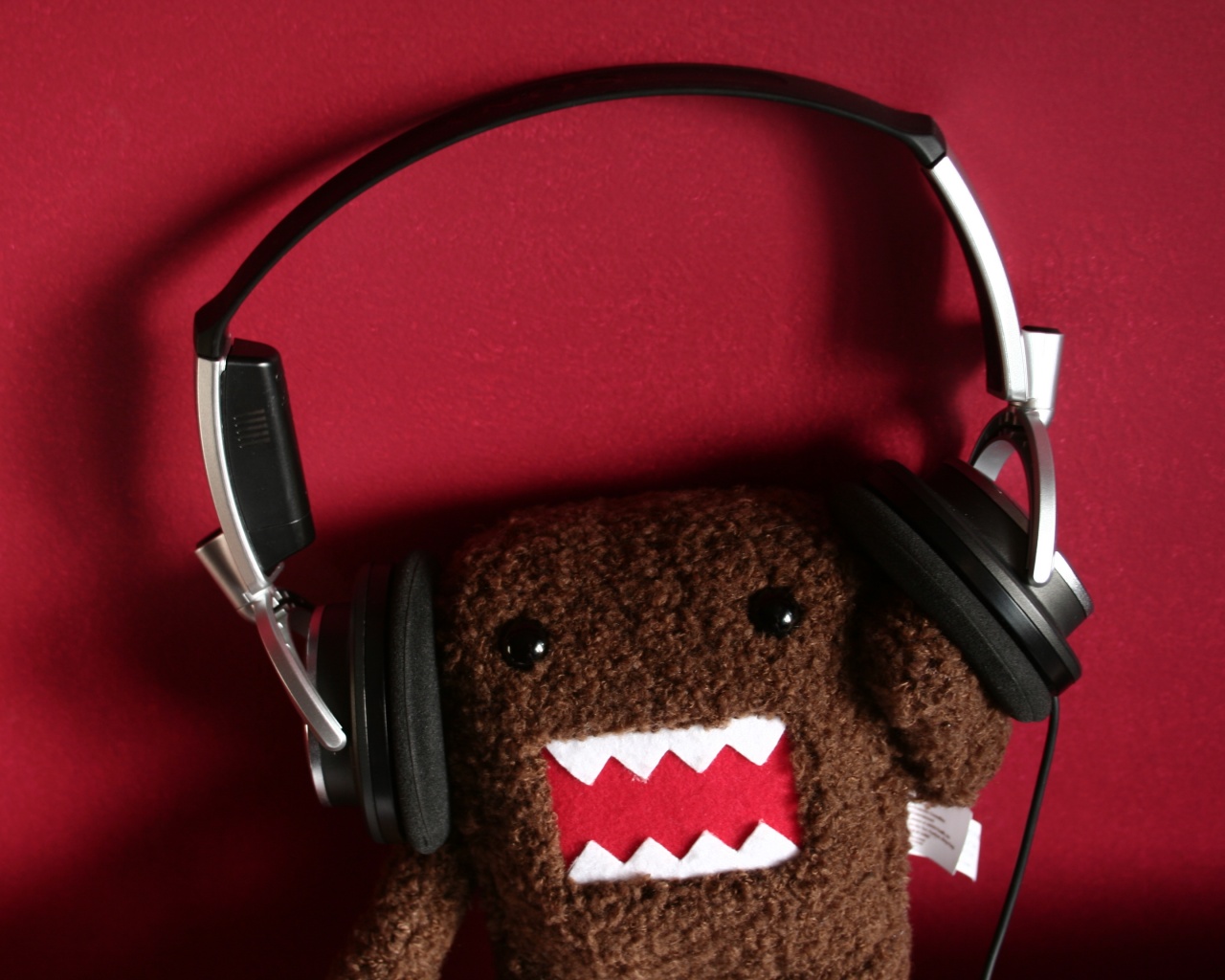 Демокун в наушниках обои