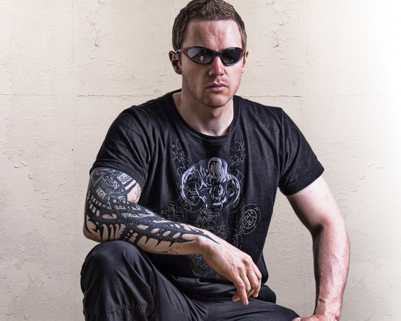 Парень с татуировкой обои