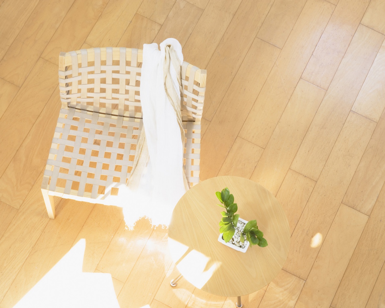 Отдых на плетенном кресле обои