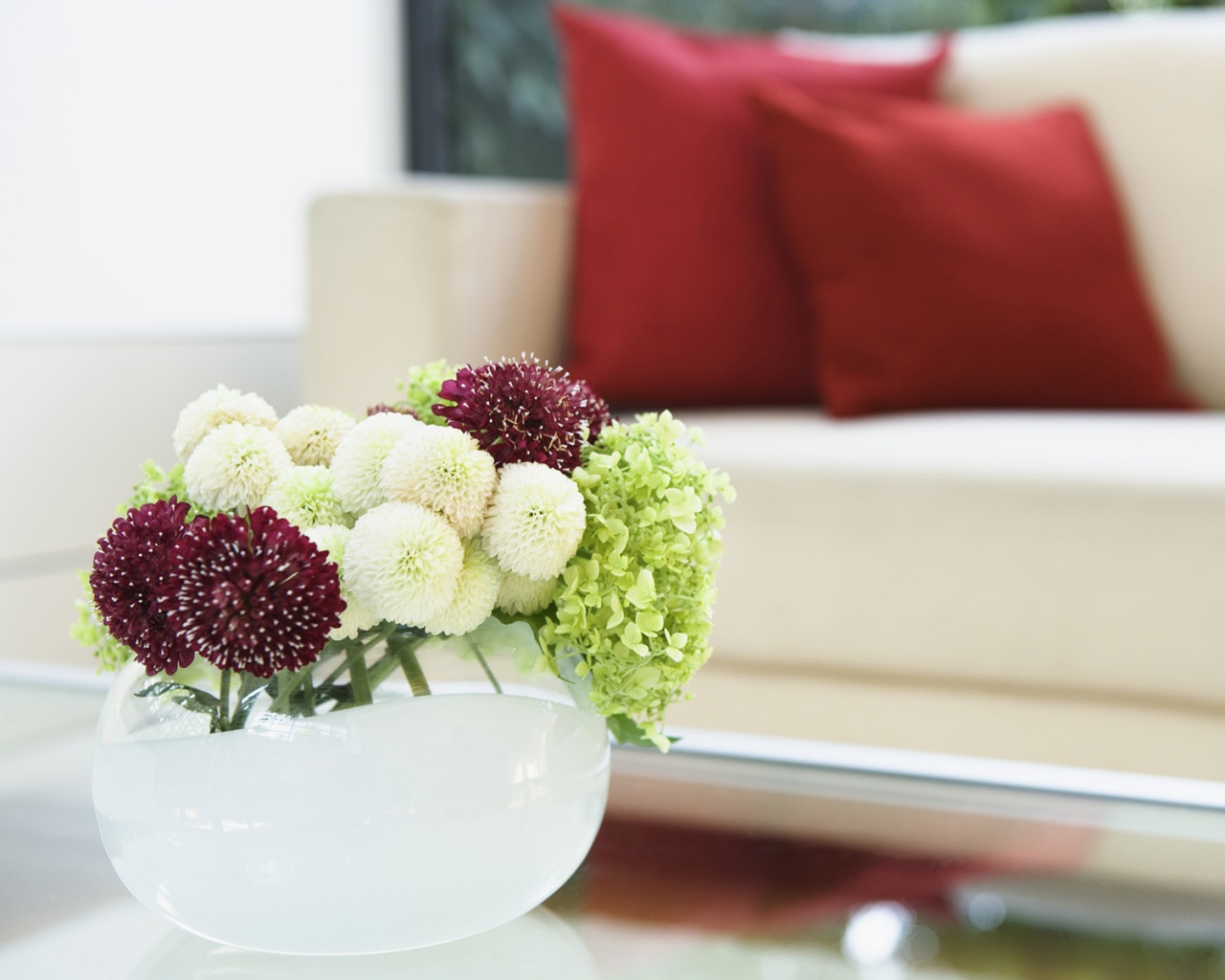 Цветы в белой вазе обои