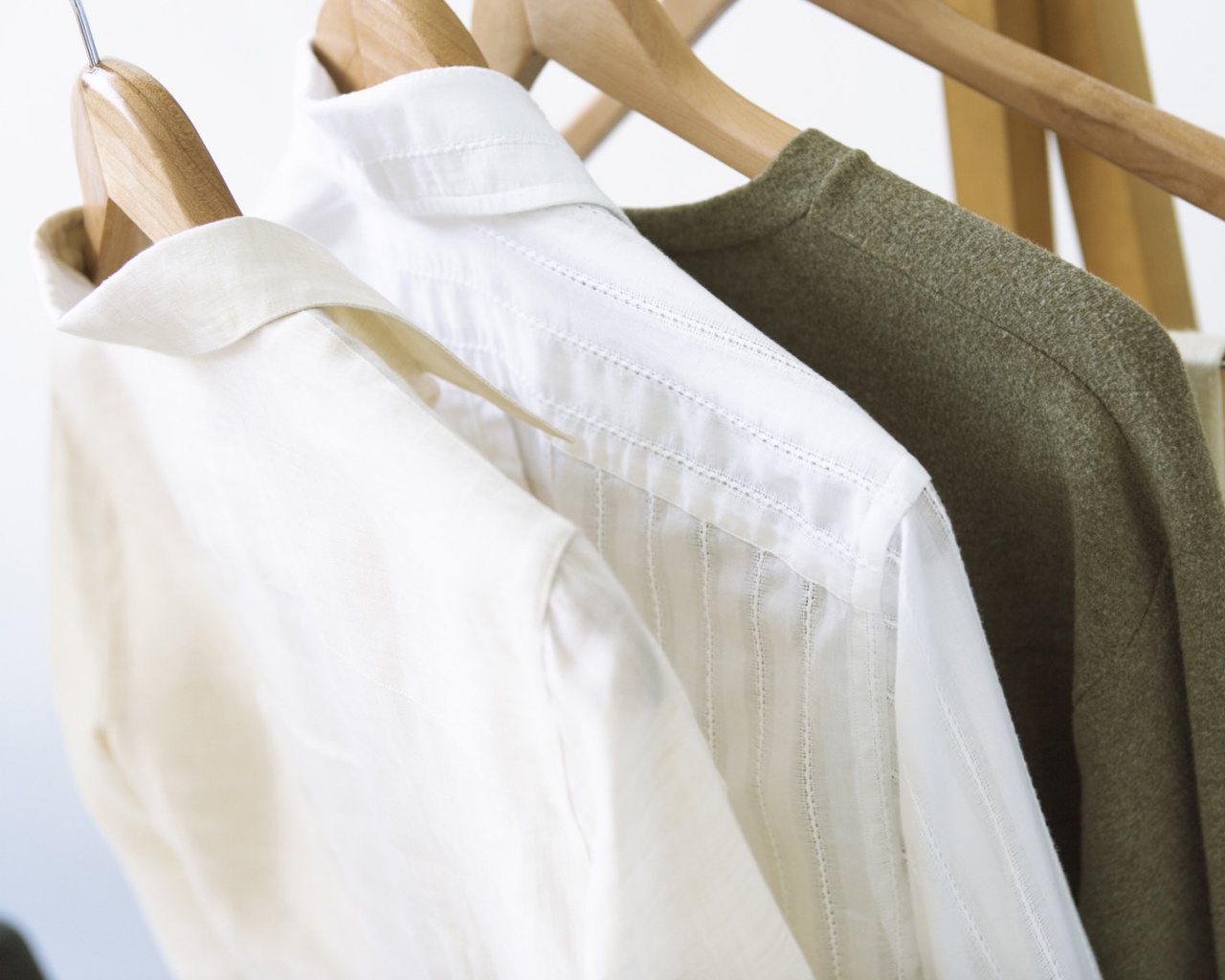 Вещи на вешалке обои