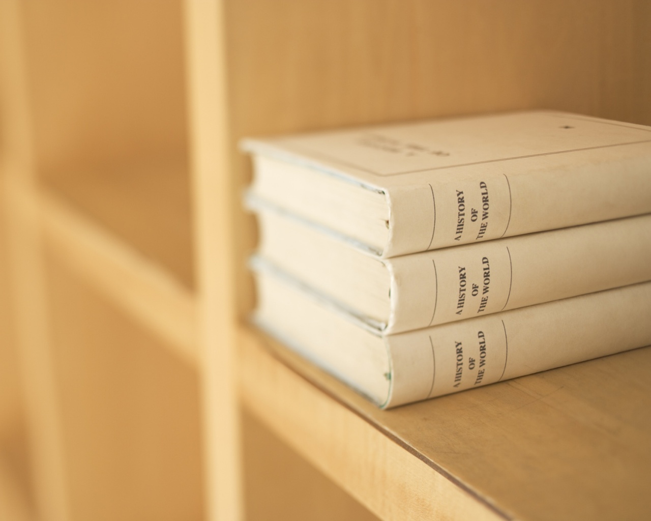 Книги на полке обои