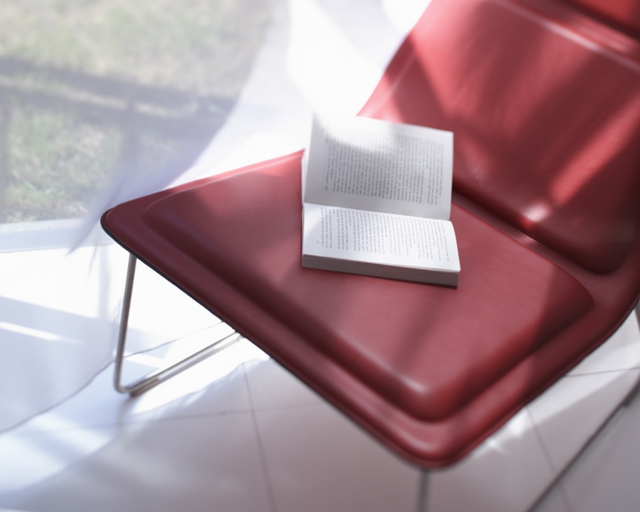 Книга на стуле обои