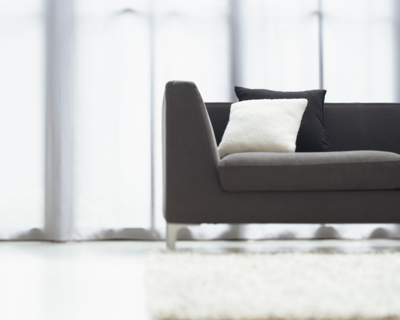 Диван с черной и белой подушками обои