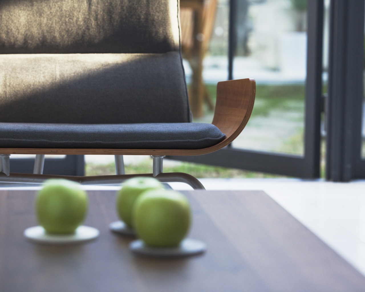 Яблоки на столе обои