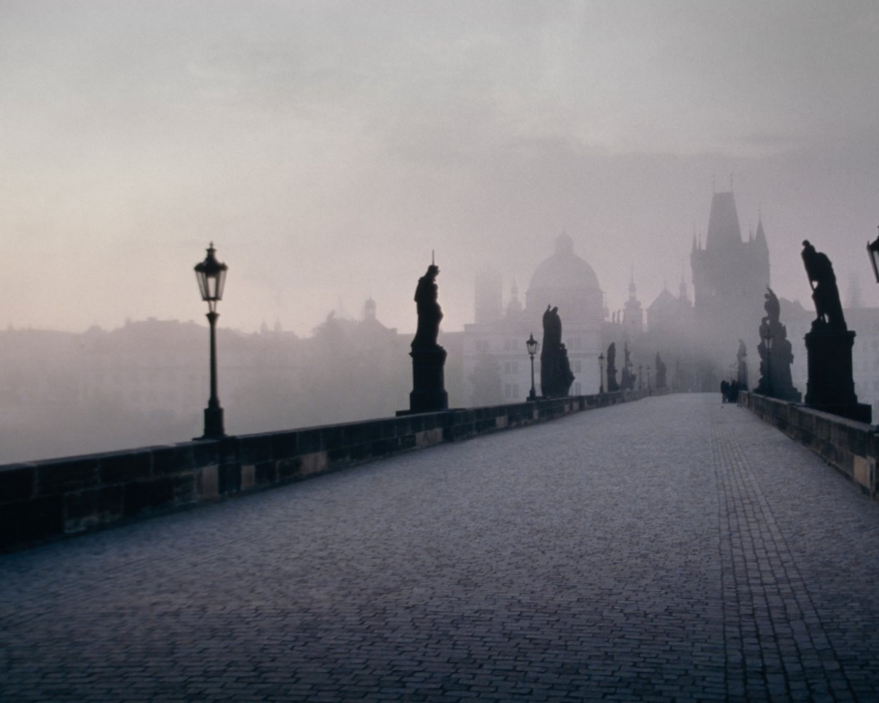 Мост с скульптурами обои