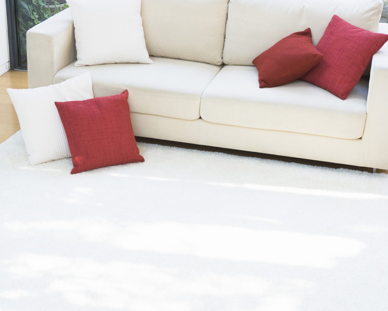 Диван с подушками обои