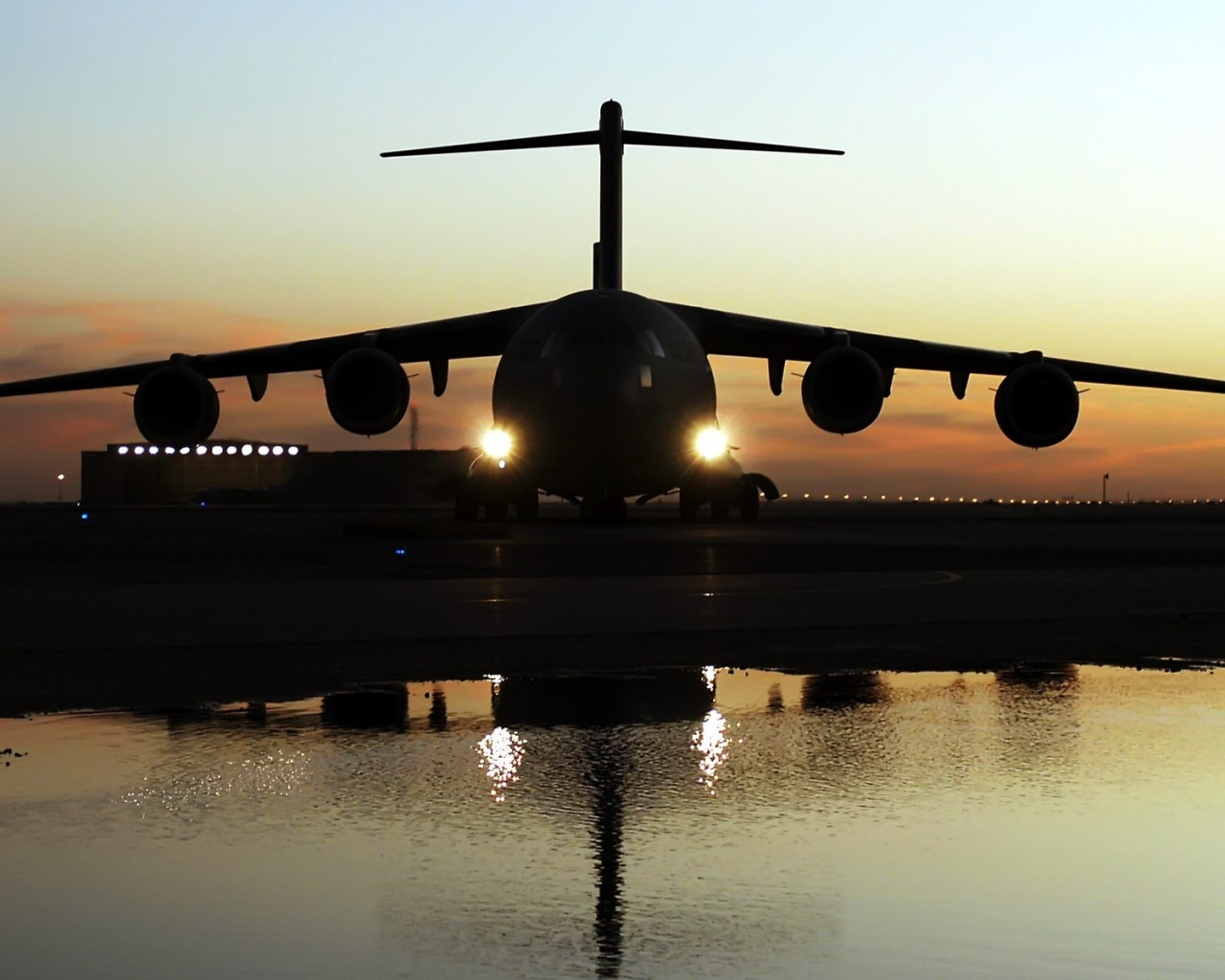 Самолет на взлетной полосе обои