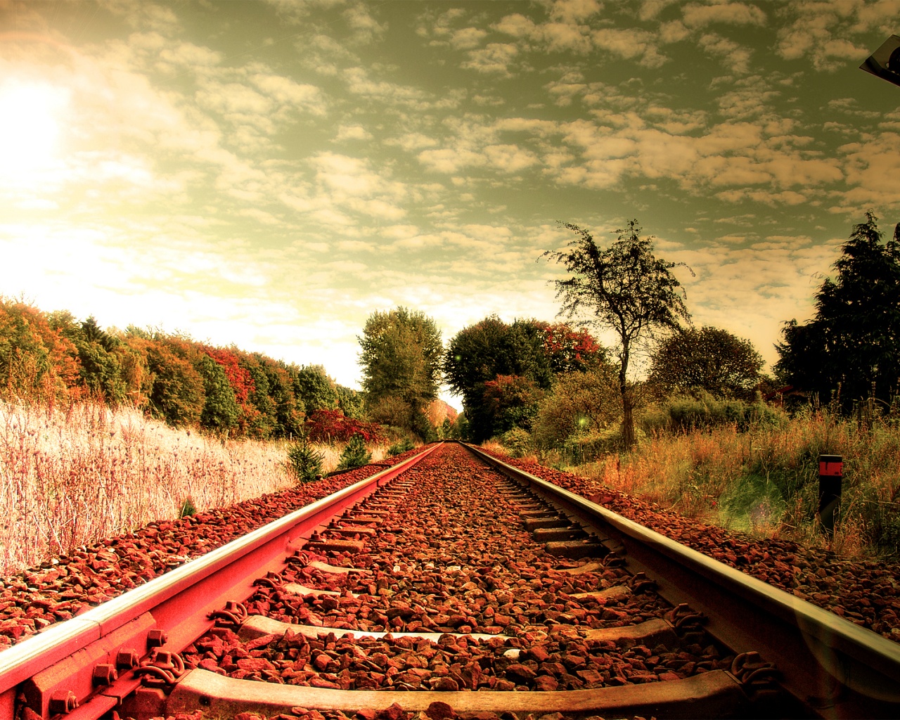 Уходящие в даль рельсы обои