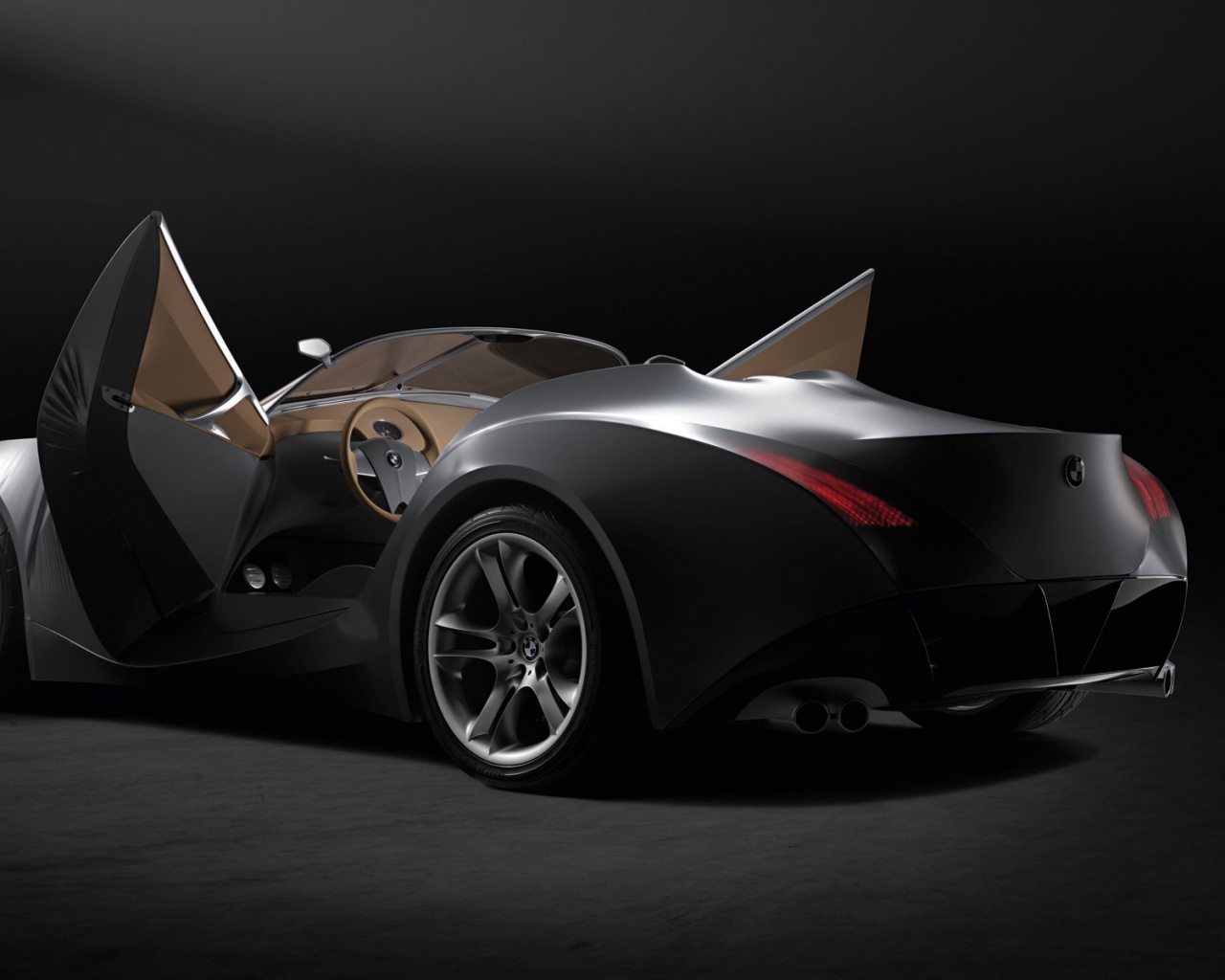 Автомобиль с распахнутыми дверцами обои