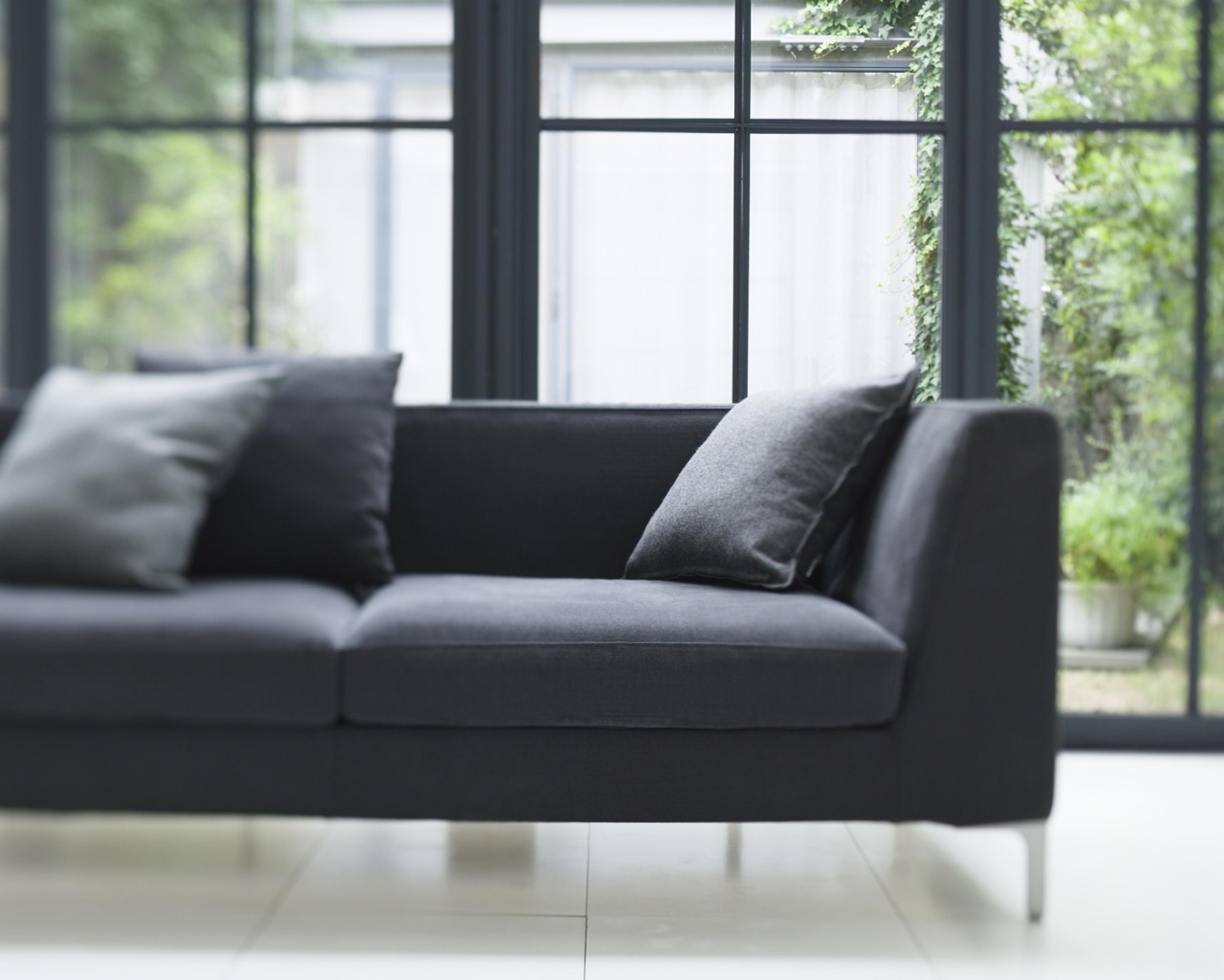 Диван в комнате обои