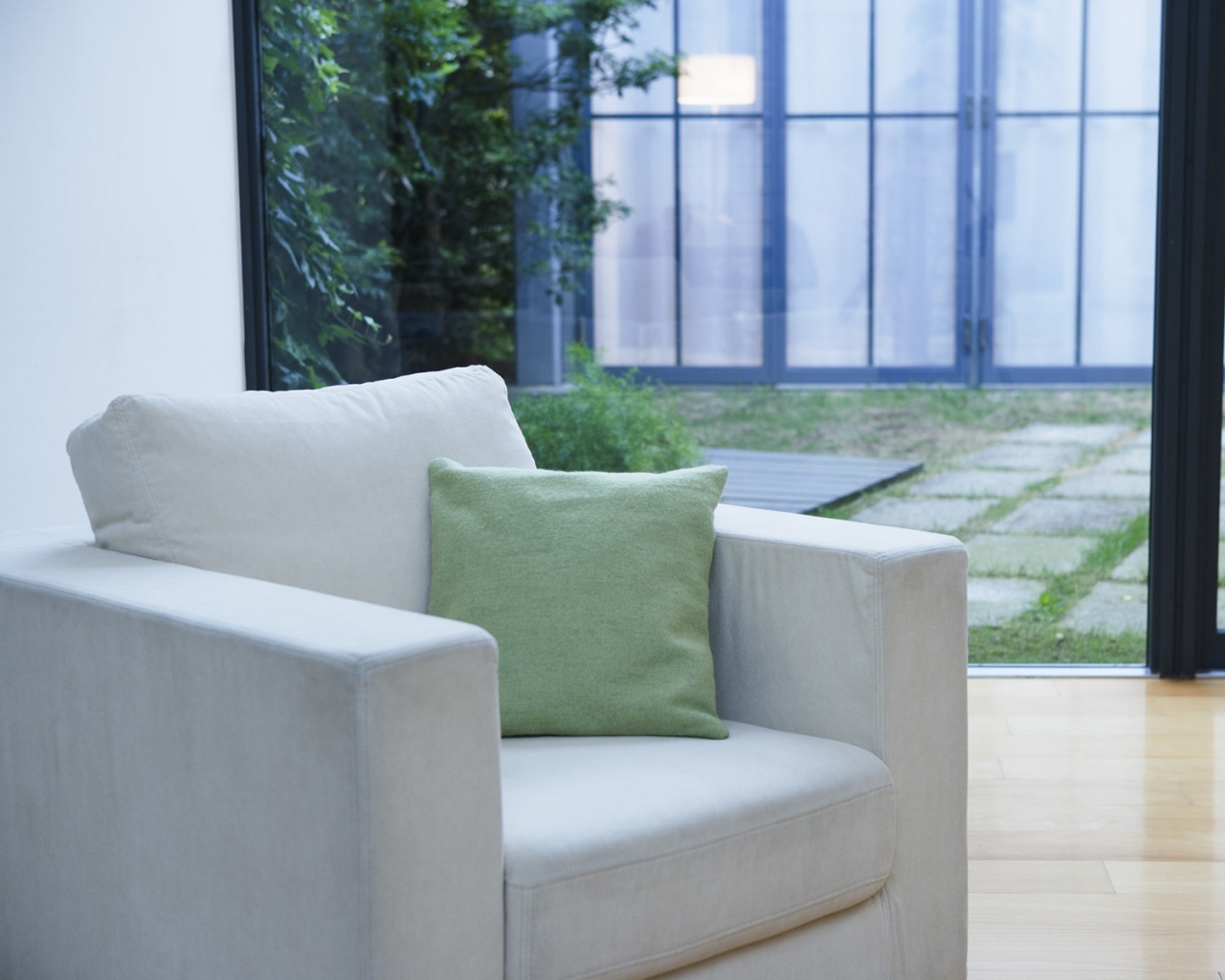 Кресло на даче обои