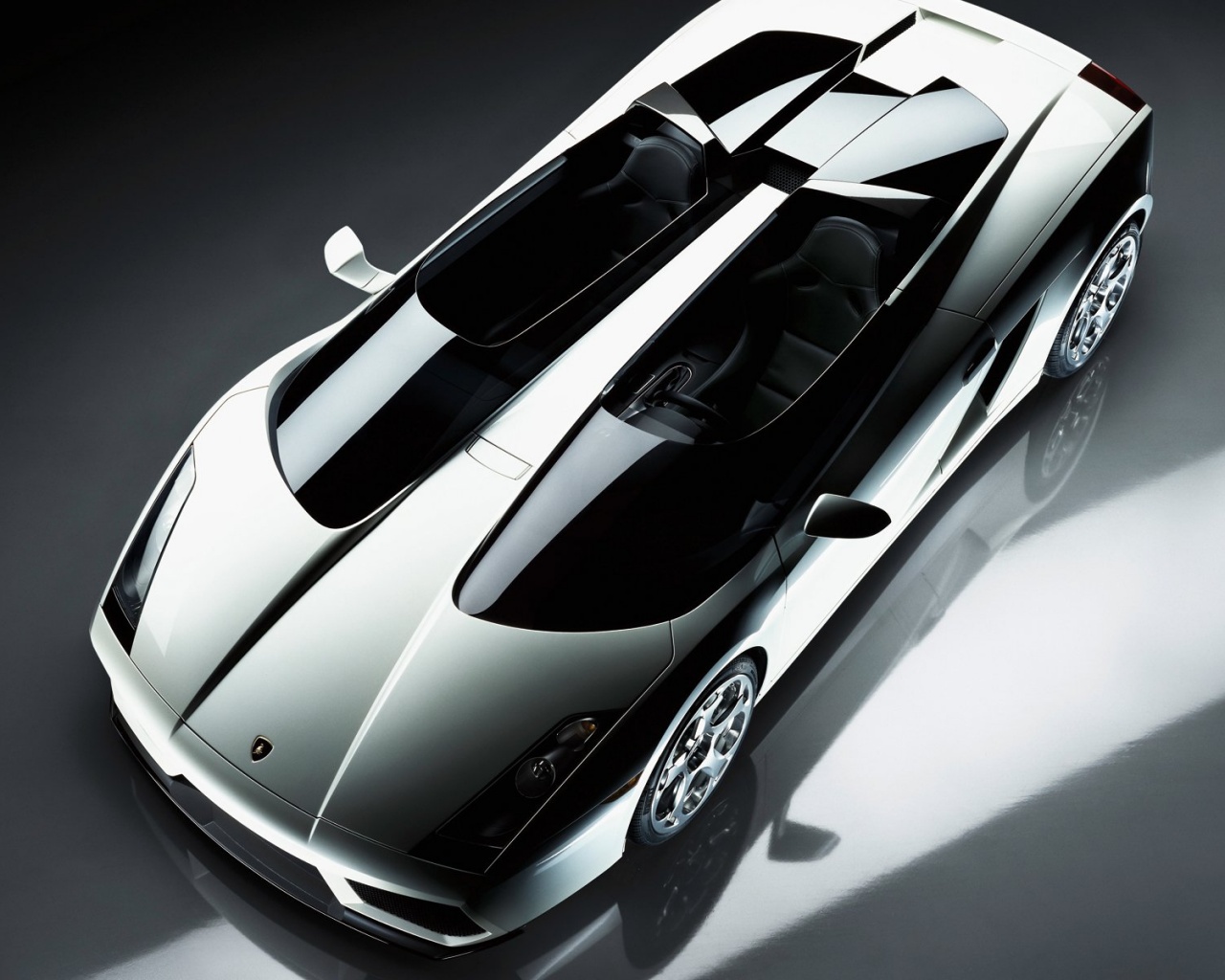 Светло-серый Lamborghini обои