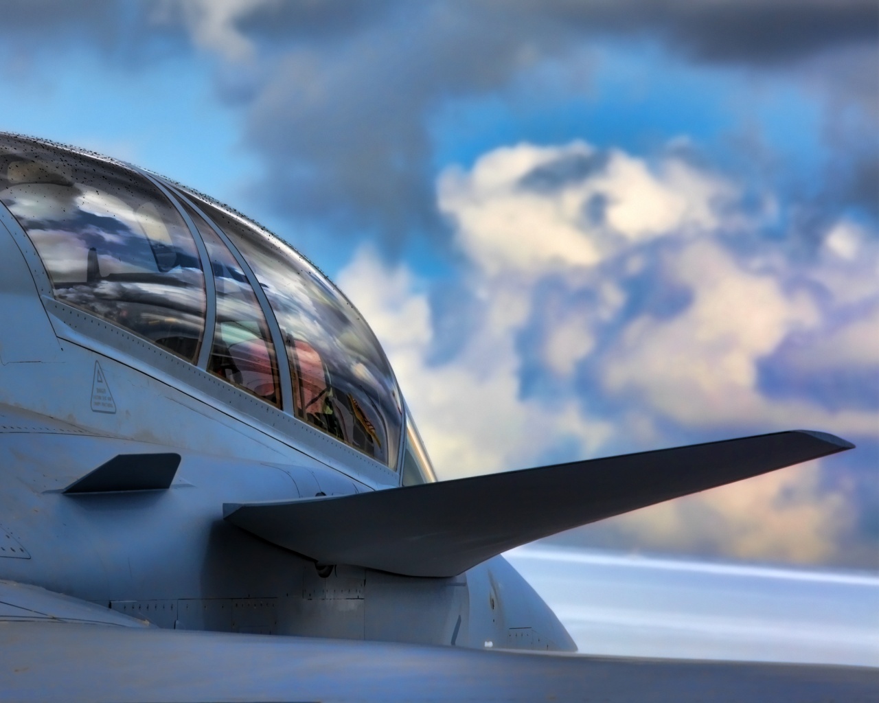 С крыла истребителя обои