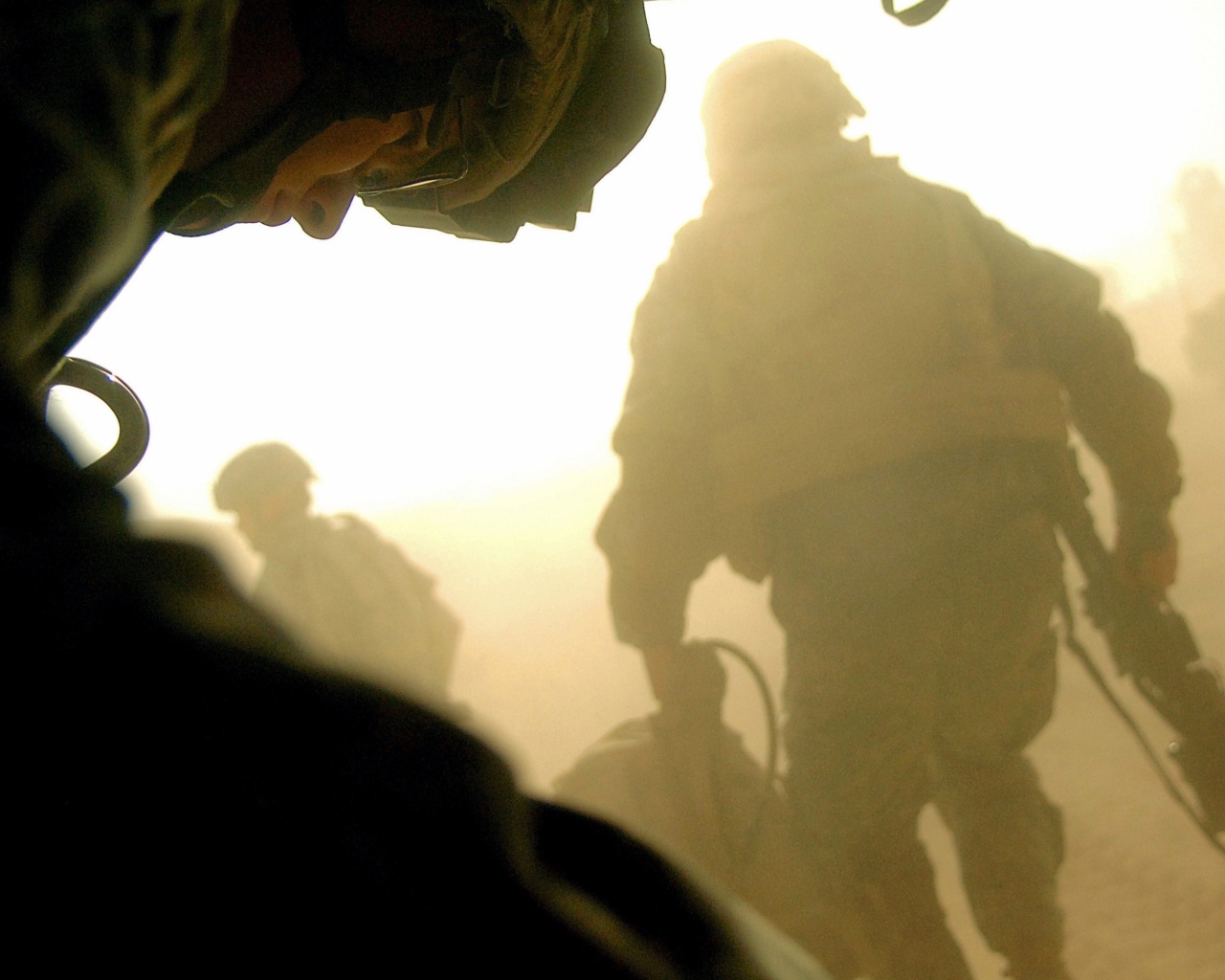 Солдаты выходят из броневика обои