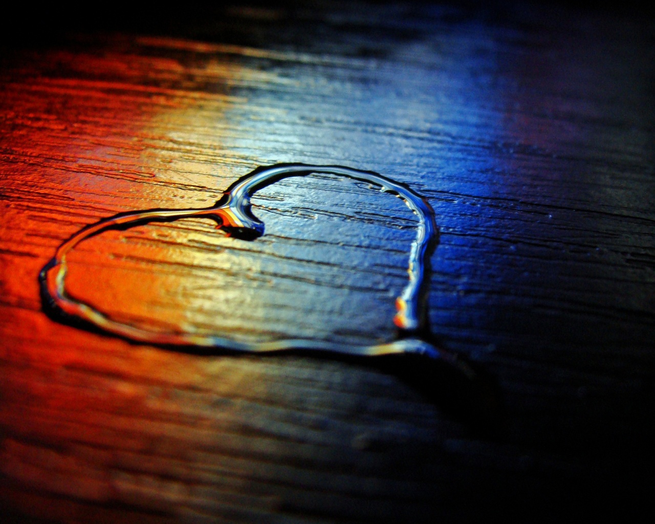 Сердечко из воды обои