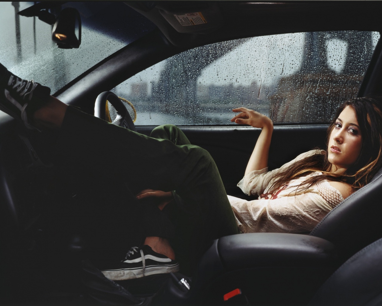 Девушка в автомобиле обои