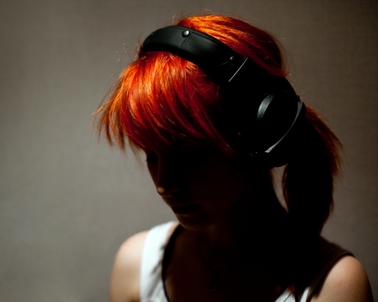 Рыжая в наушниках обои