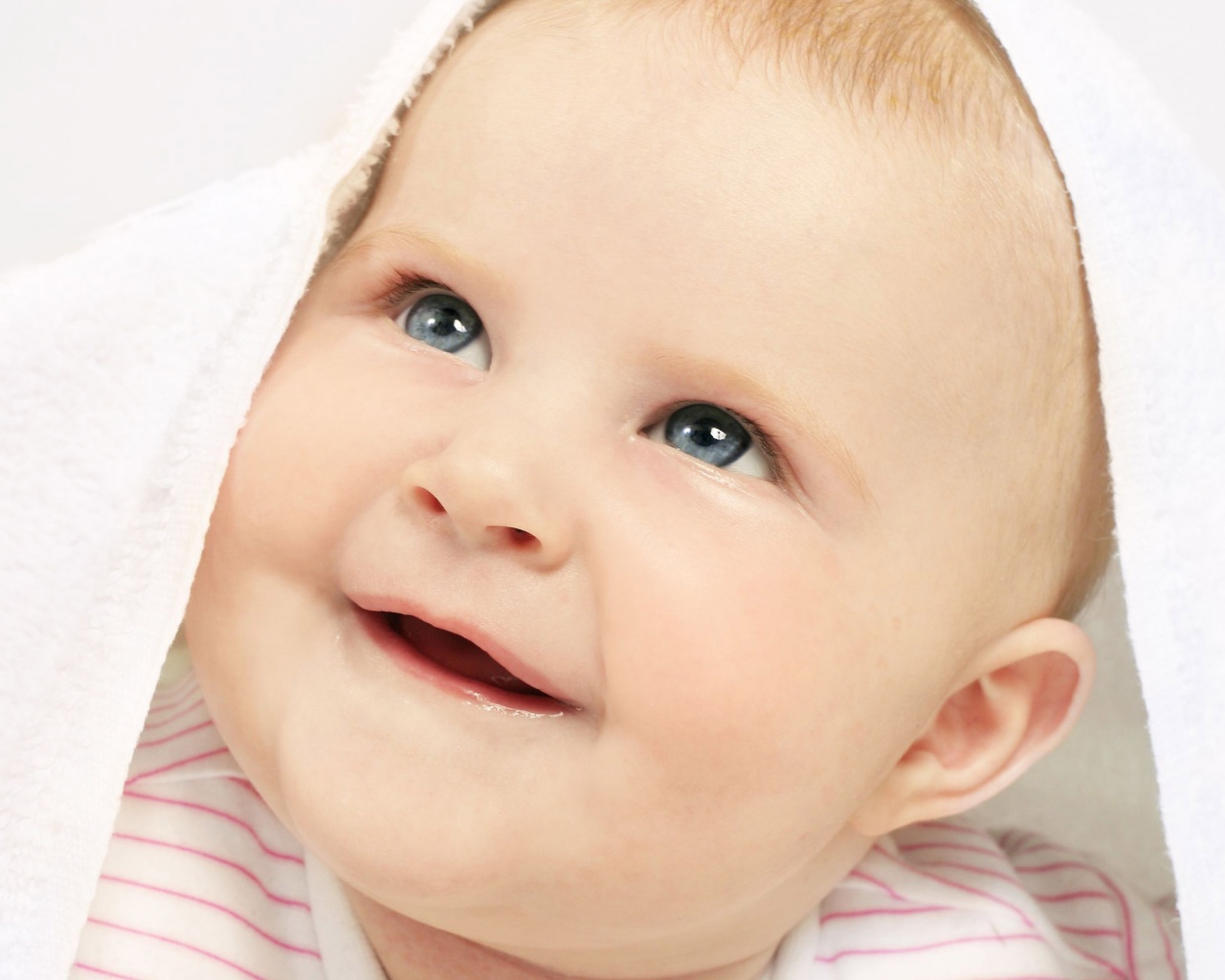 Малыш под полотенцем обои