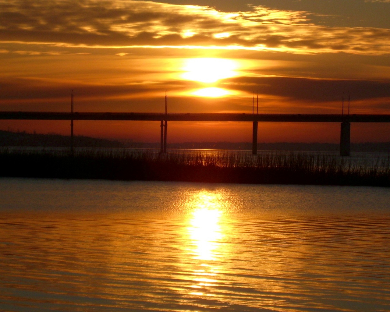 Мост на фоне заката обои