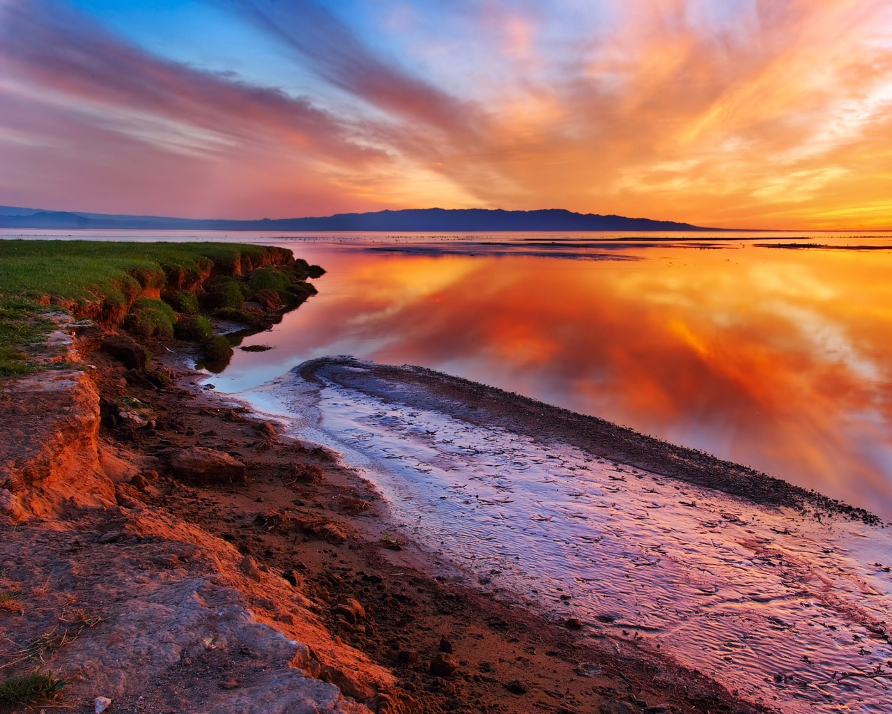 Озеро на закате обои