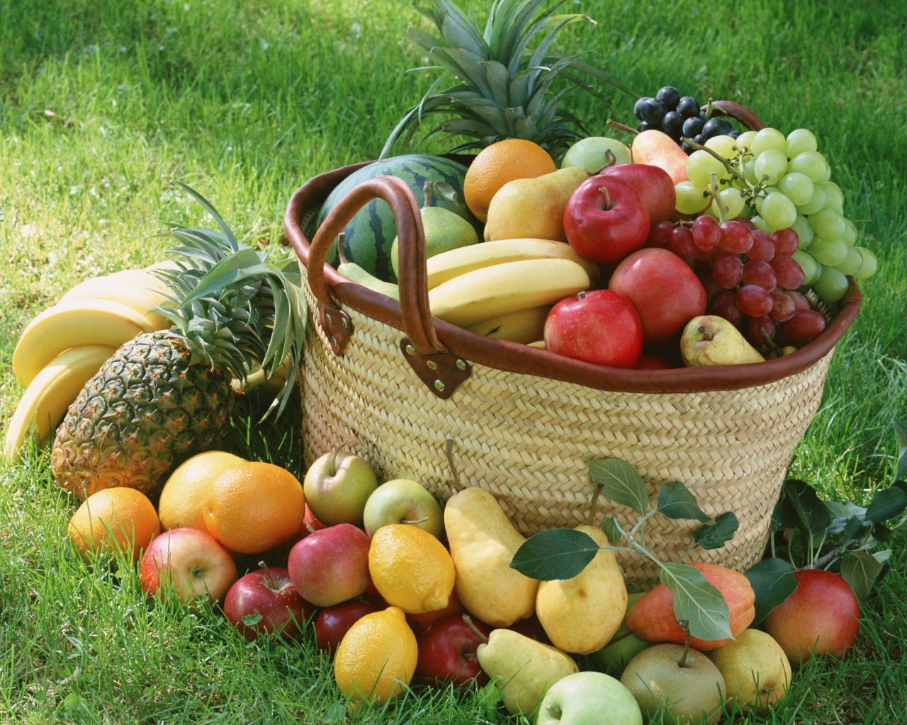 Корзина с фруктами обои