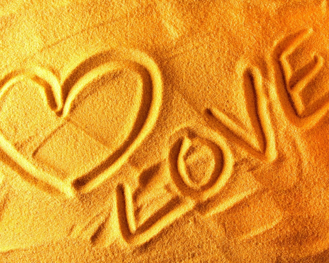 Любовь на песке обои