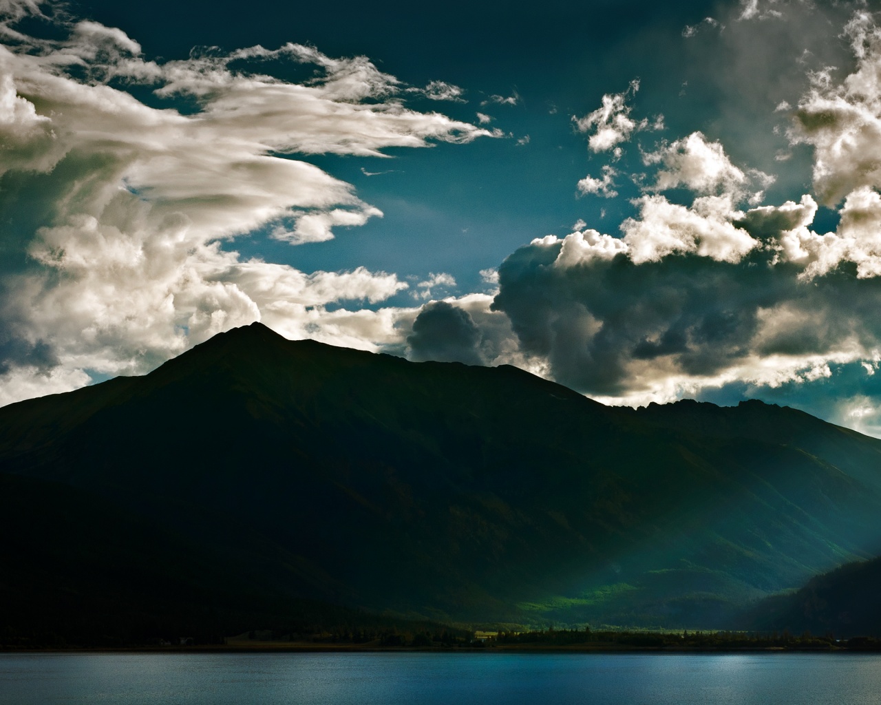 Свет на склонах гор обои