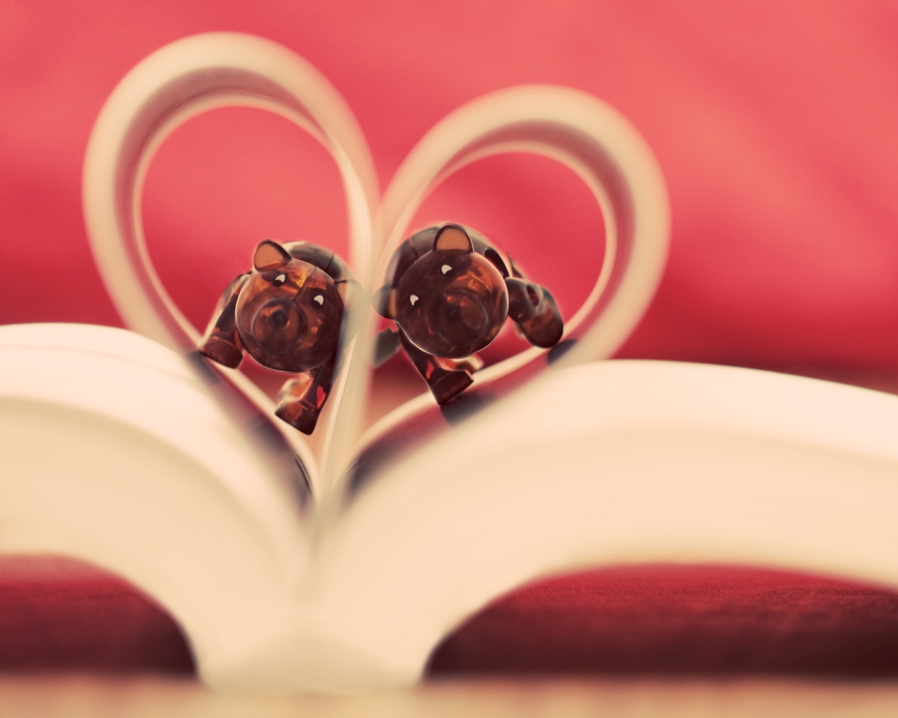 Фигурки мишек в книге обои