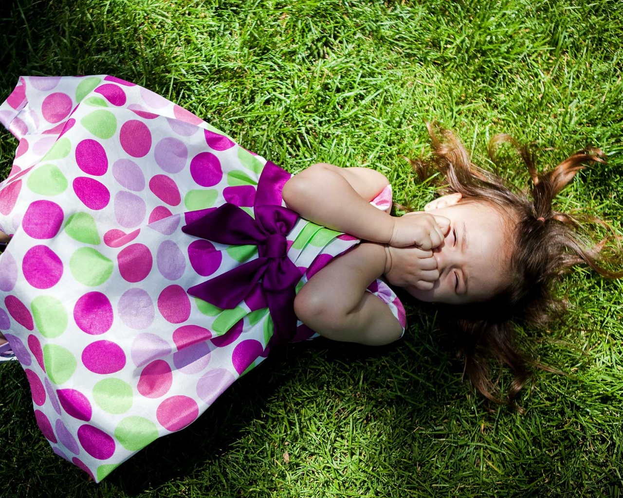 Девочка на траве обои