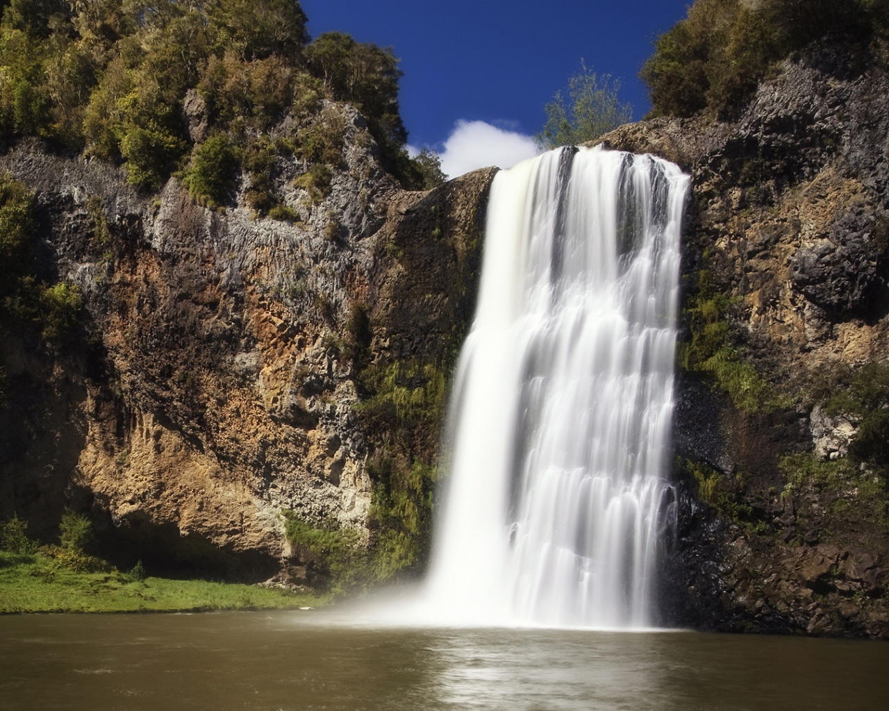 Скалистый водопад обои