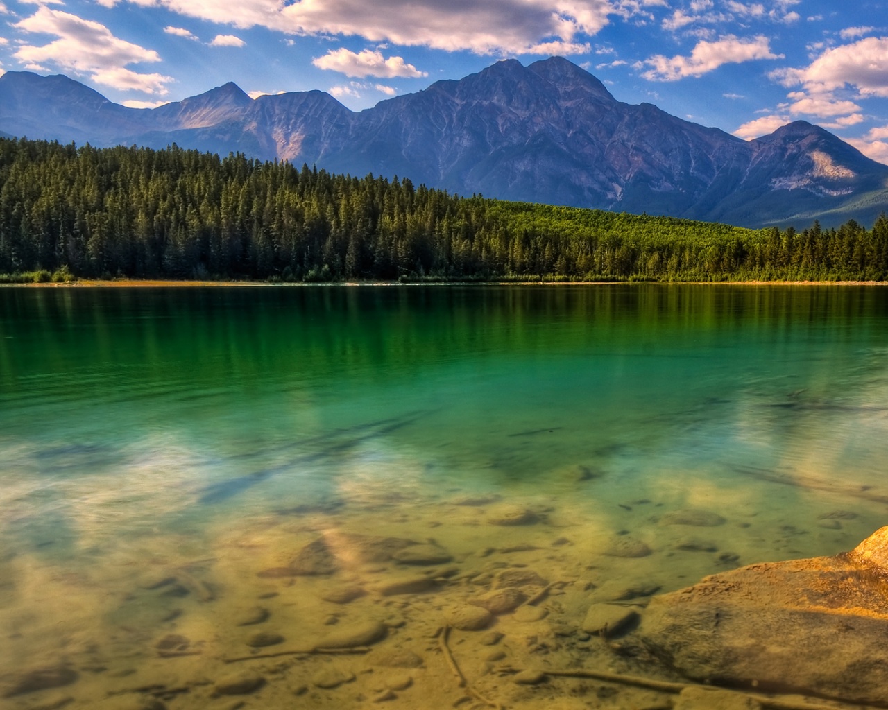 Зеленое озеро обои